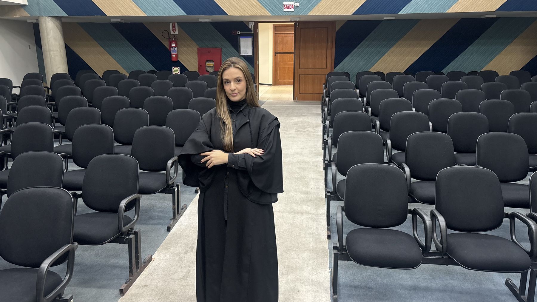 Katiane Alves de beca no auditório do fórum